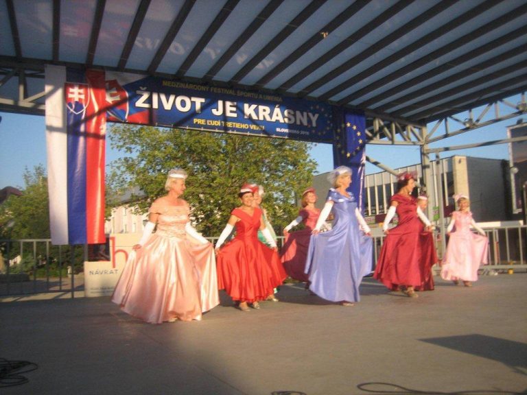 Фестивал Словакия Танци Жени